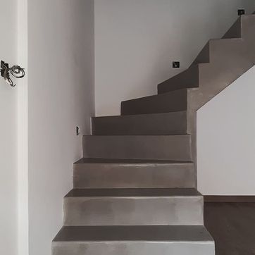 Un conjunto de escaleras que conducen al segundo piso de una casa.
