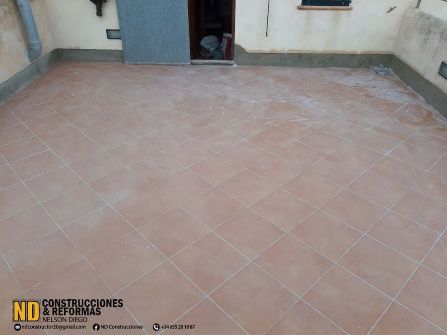 Un suelo de baldosas con la palabra construcciones.