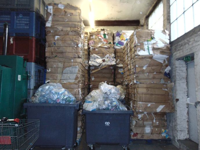 Stocks de déchets papier et carton compactés