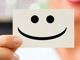 Zwei Hände halten eine Hand