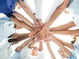 Team Viele Hände in der Mitte zusammen