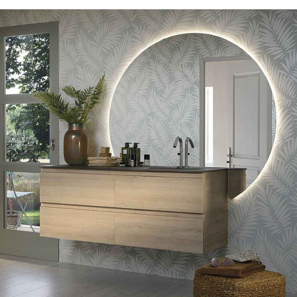 Meuble-lavabo moderne avec miroir rond rétroéclairé, armoire en bois et papier peint à motifs végétaux