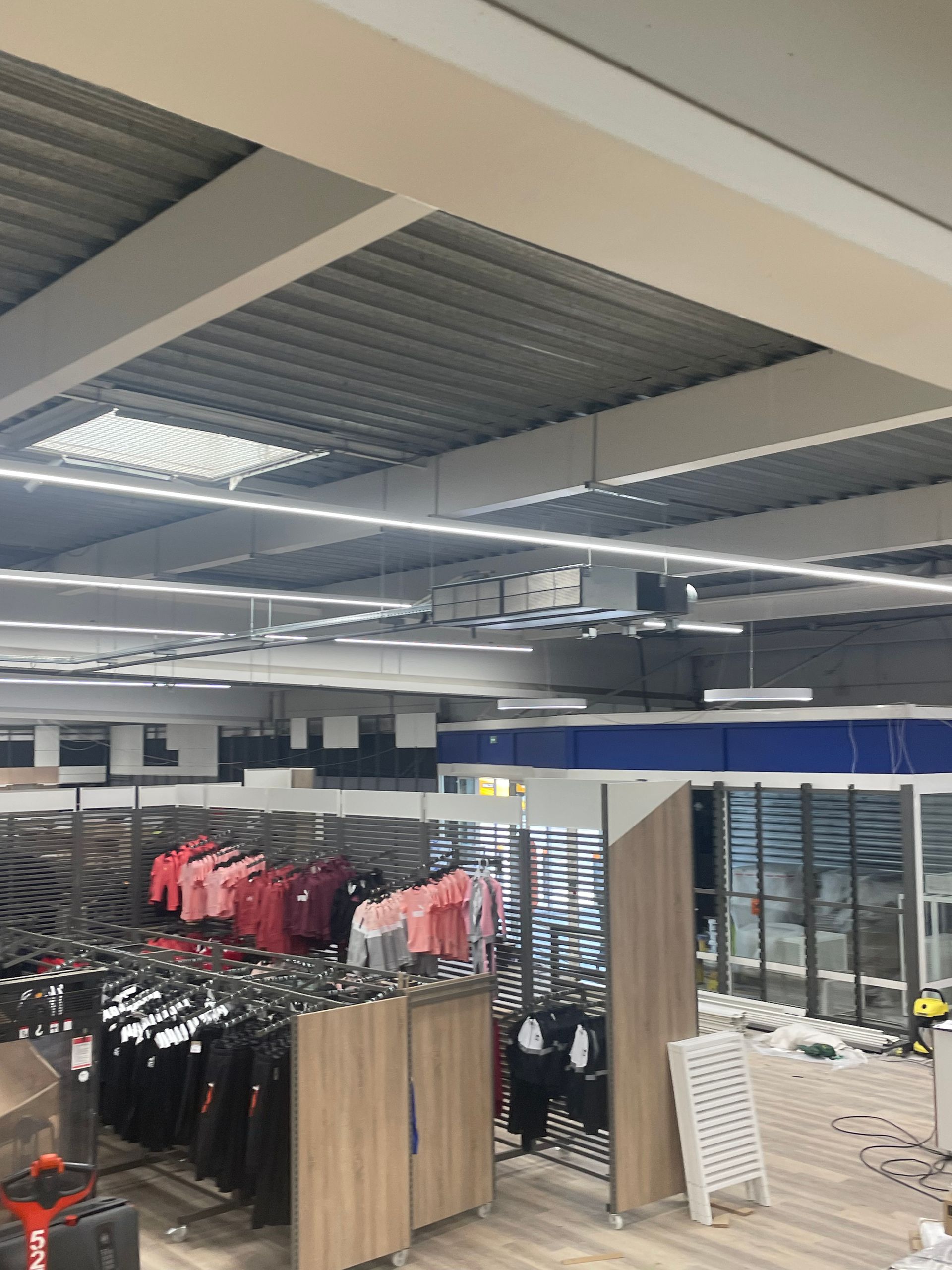 Aménagement et système électrique d'un magasin de sport