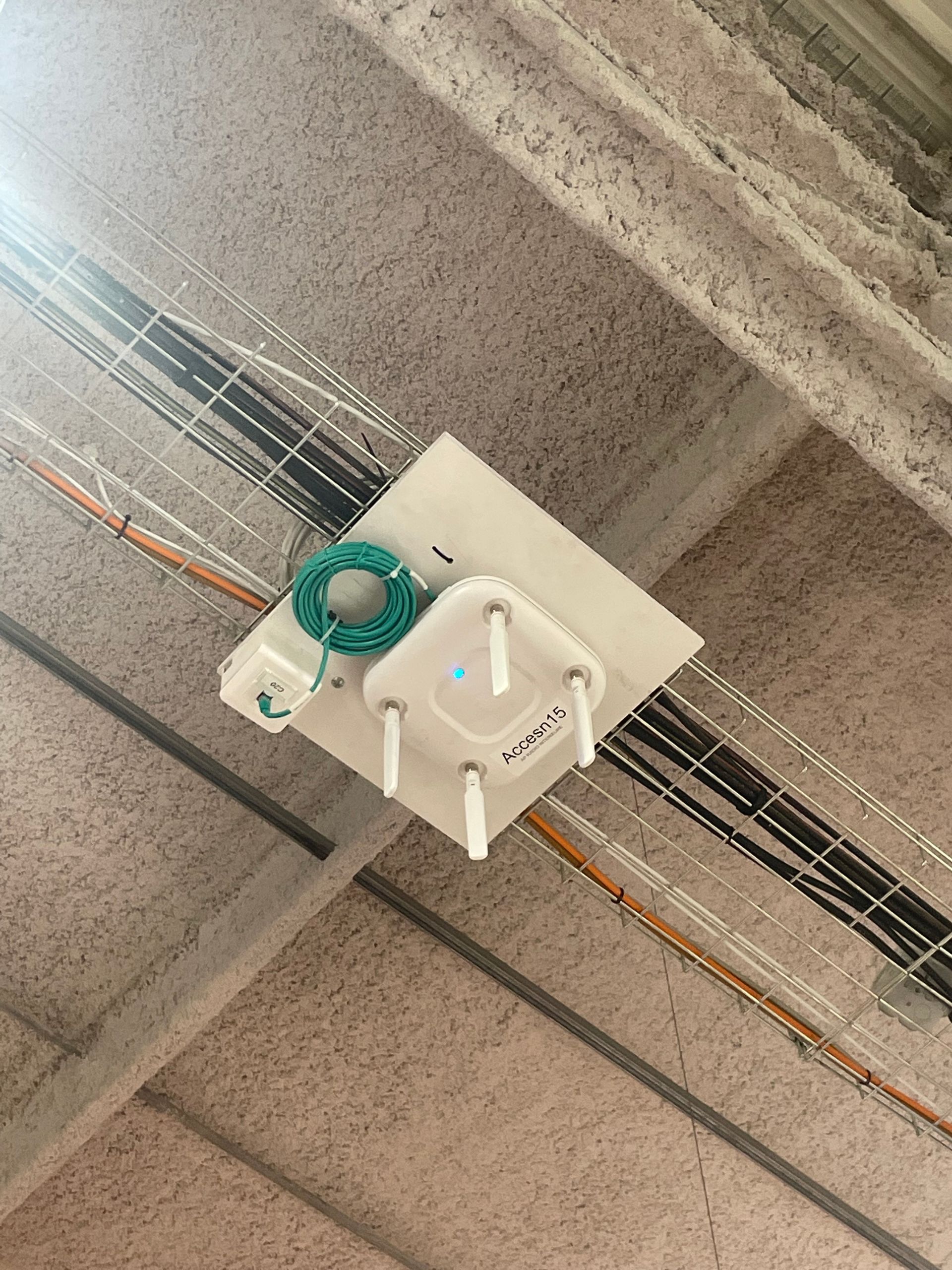 Détail de rail de câblage électrique au plafond d'un commerce