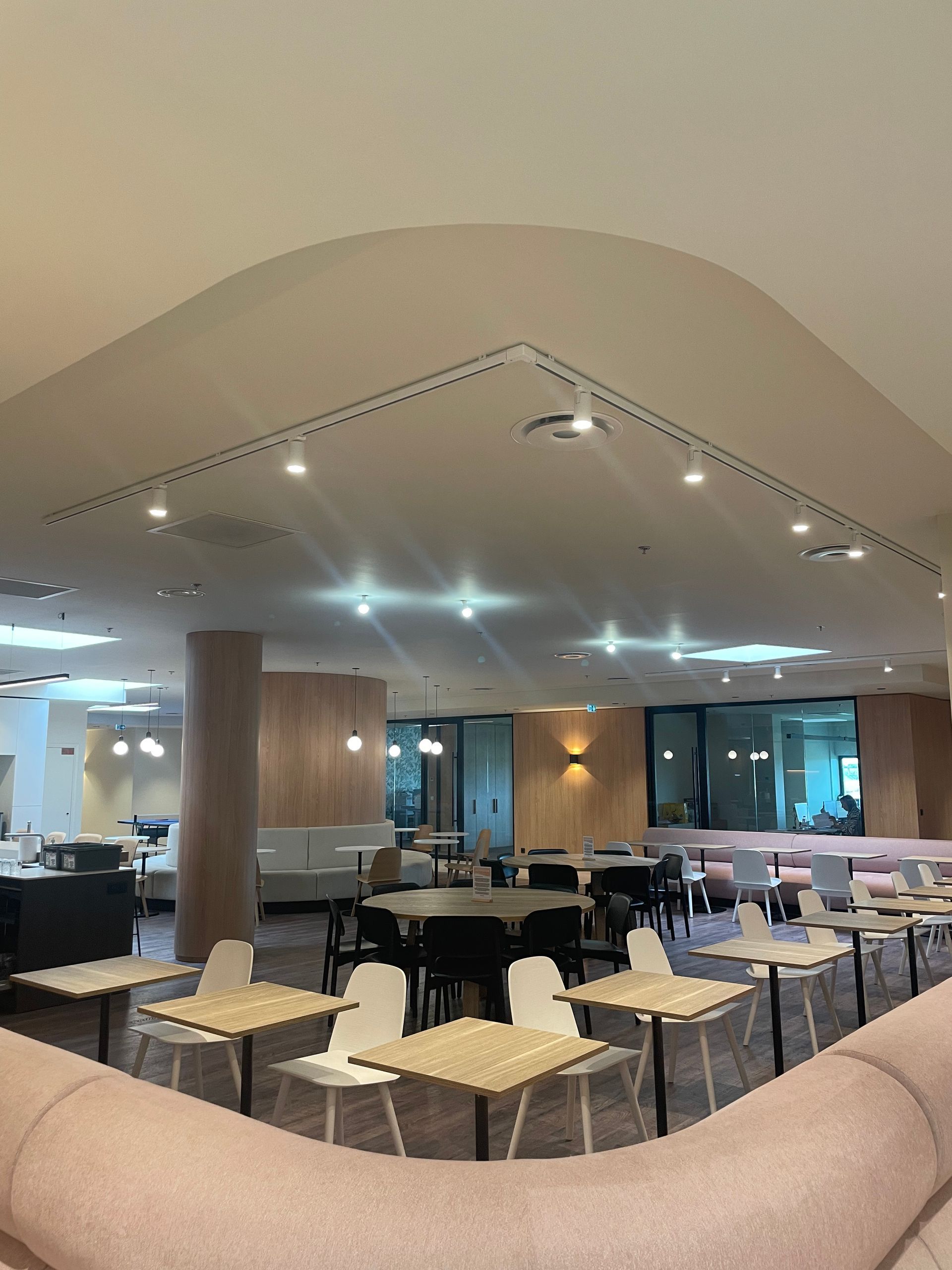 Électricité et éclairage dans un restaurant