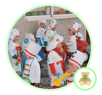 Un grupo de niños vestidos con gorros y delantales de cocinero.