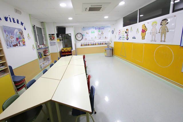 Una habitación con una mesa larga y sillas.