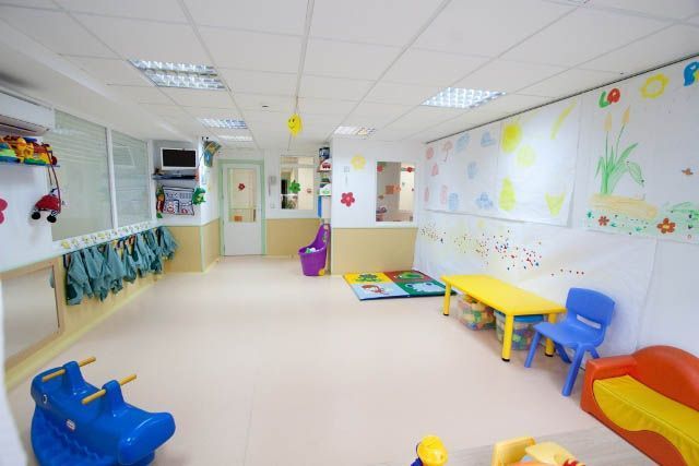 Una habitación con una mesa y sillas.