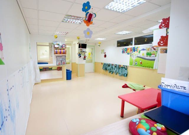 Una habitación grande con una mesa y sillas.