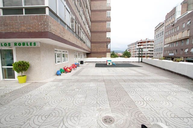 Un edificio con un cartel verde que dice los robles.