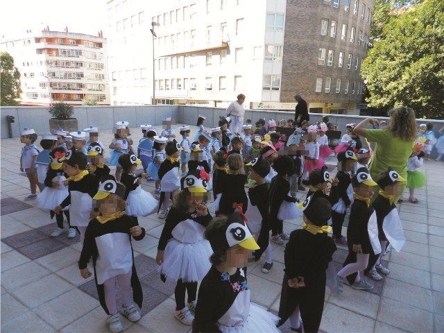 Un grupo de niños están vestidos con disfraces de pingüinos.