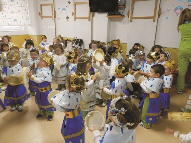 Un grupo de niños están vestidos con disfraces y tocando instrumentos.