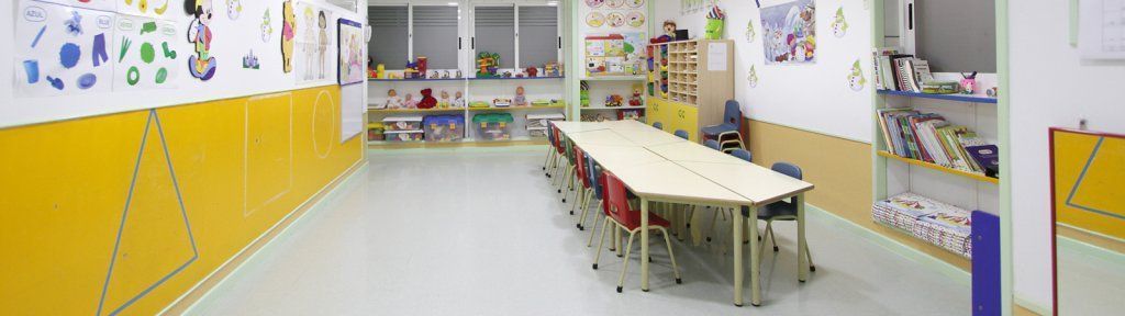 Hay una mesa larga en el medio de la habitación.