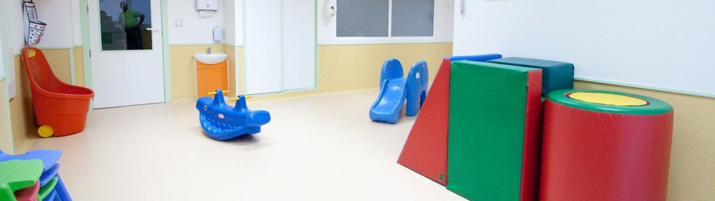 Una habitación con un tobogán y un caballo balancín en ella.