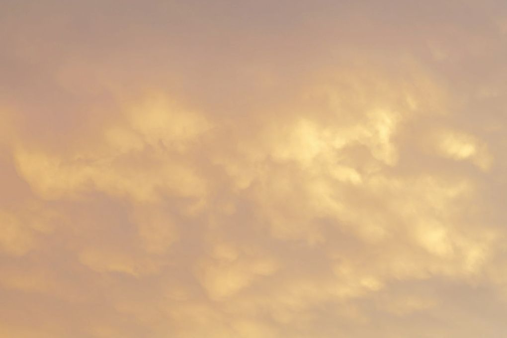 Un primer plano de un cielo nublado al atardecer