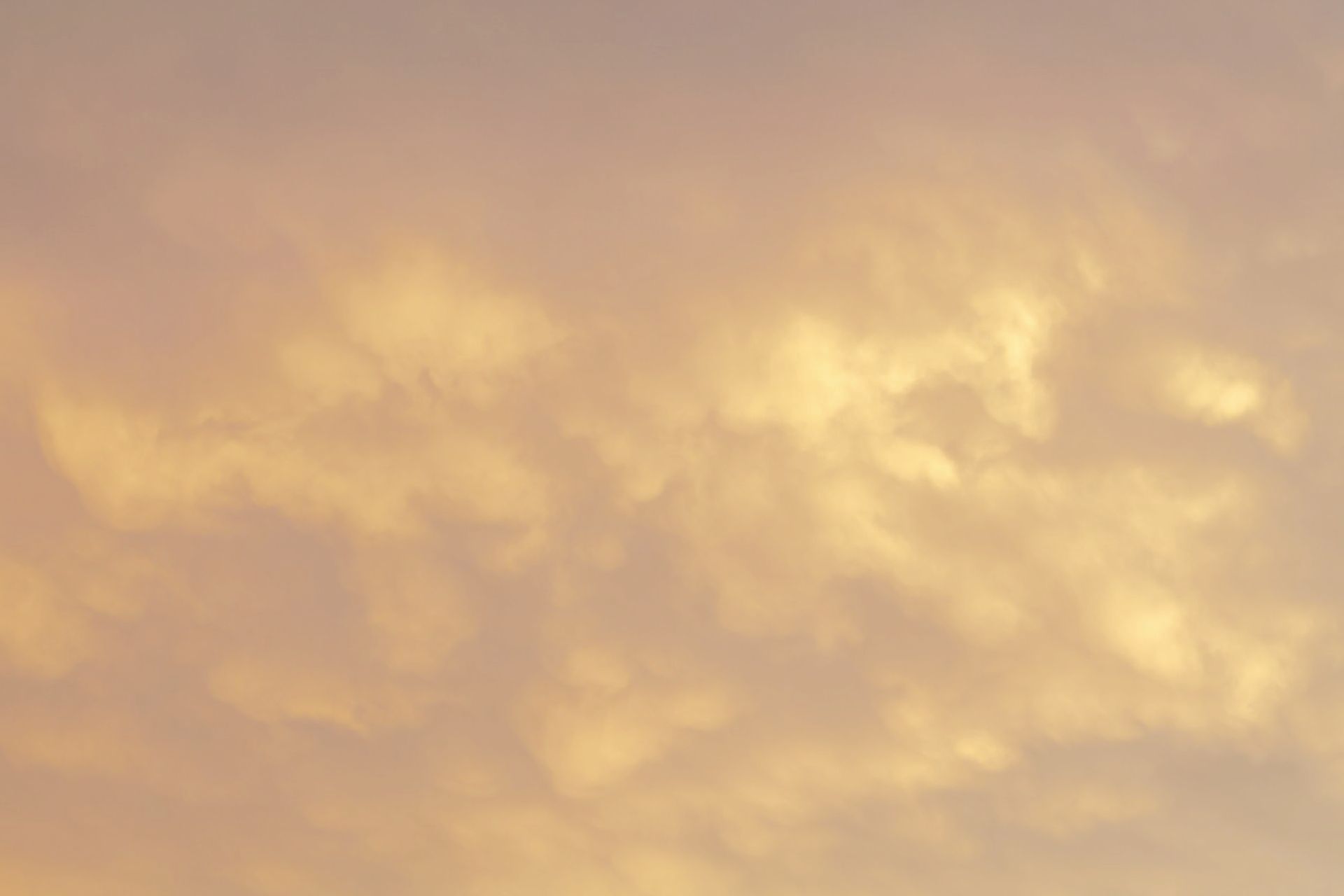 Un primer plano de un cielo nublado al atardecer