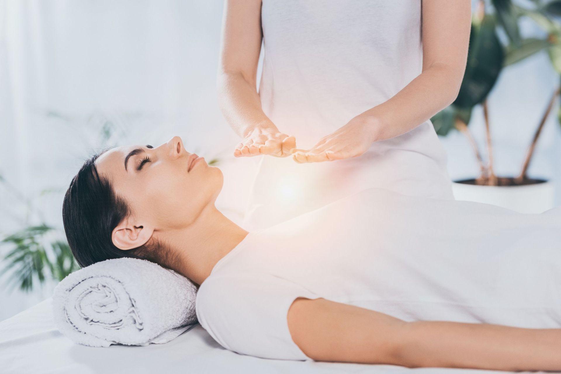 Una mujer está recibiendo una sesión curativa en un spa.