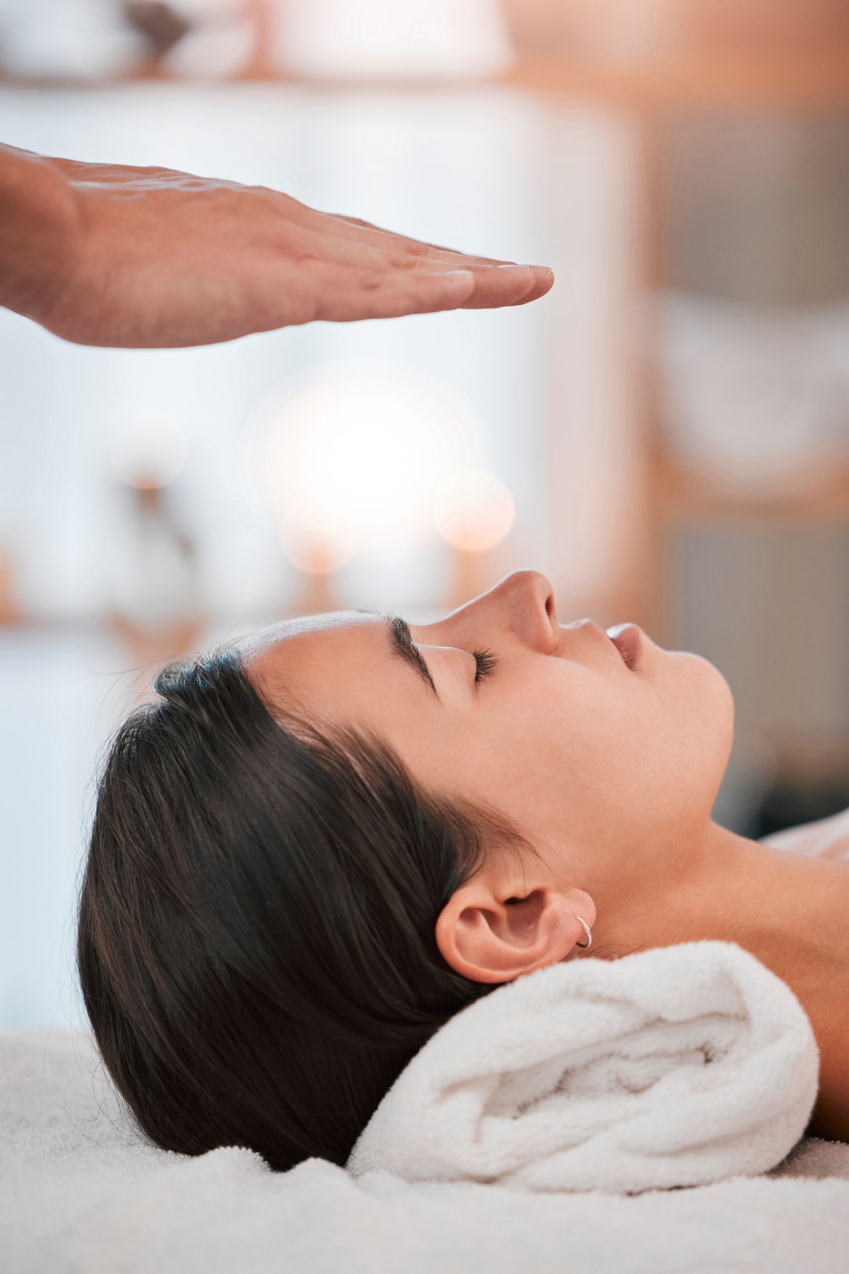Una mujer está recibiendo un tratamiento curativo en un spa.