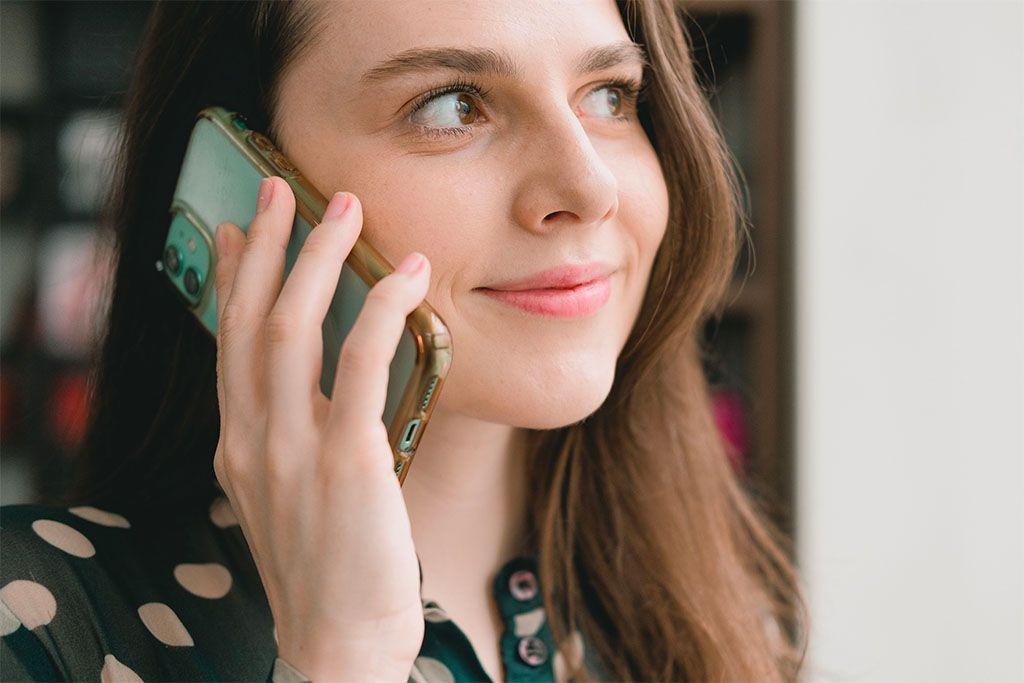 Cliente au téléphone avec l'assistance