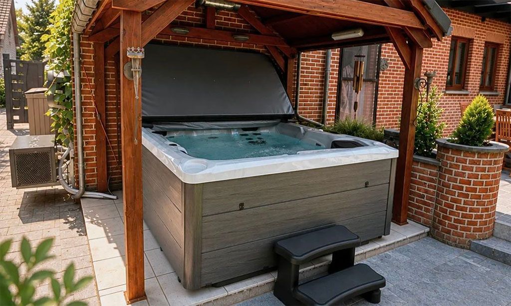 Spa sous le patio d'une belle maison