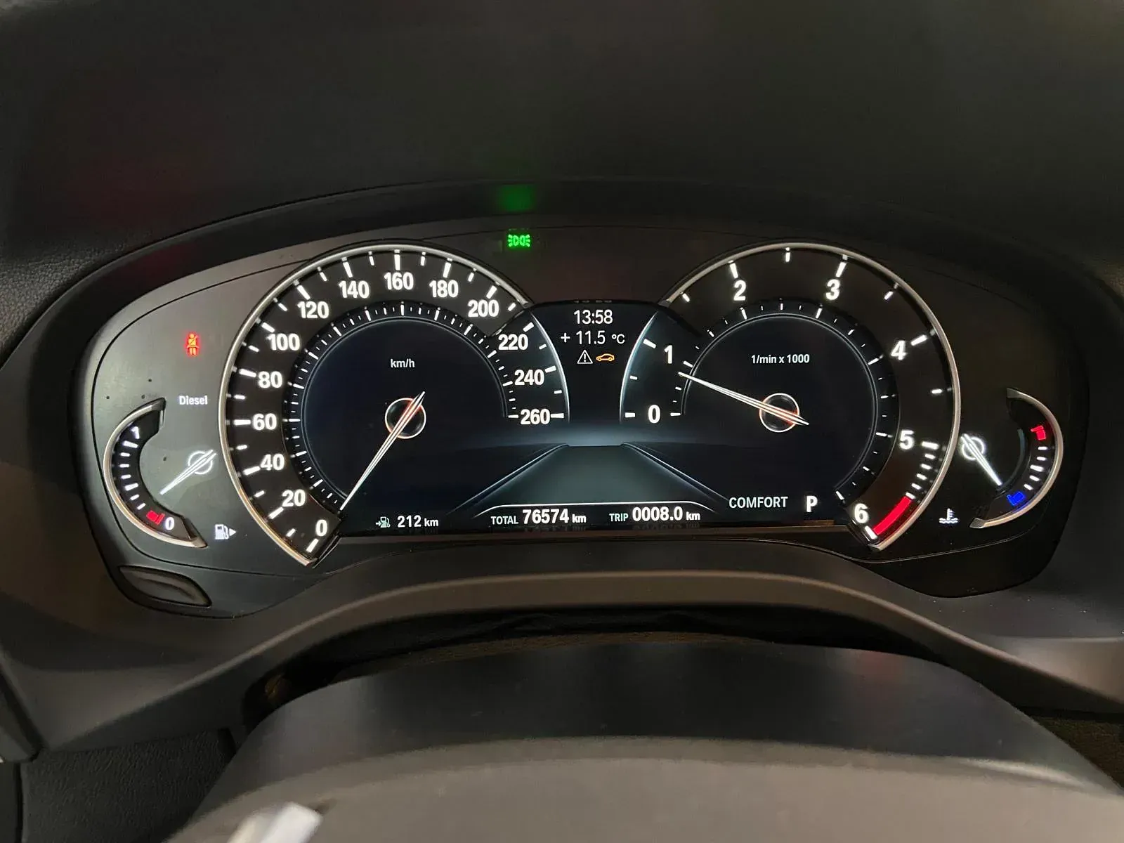 Un primer plano del tablero de un automóvil con una pantalla digital.