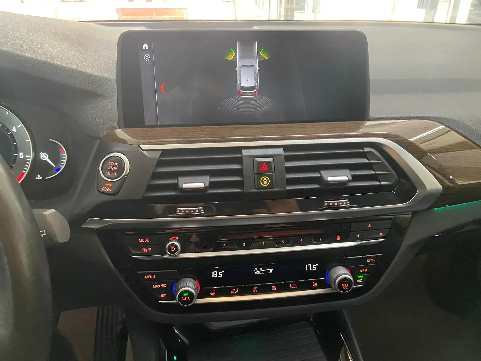 El tablero de instrumentos de un BMW X3 con pantalla táctil.