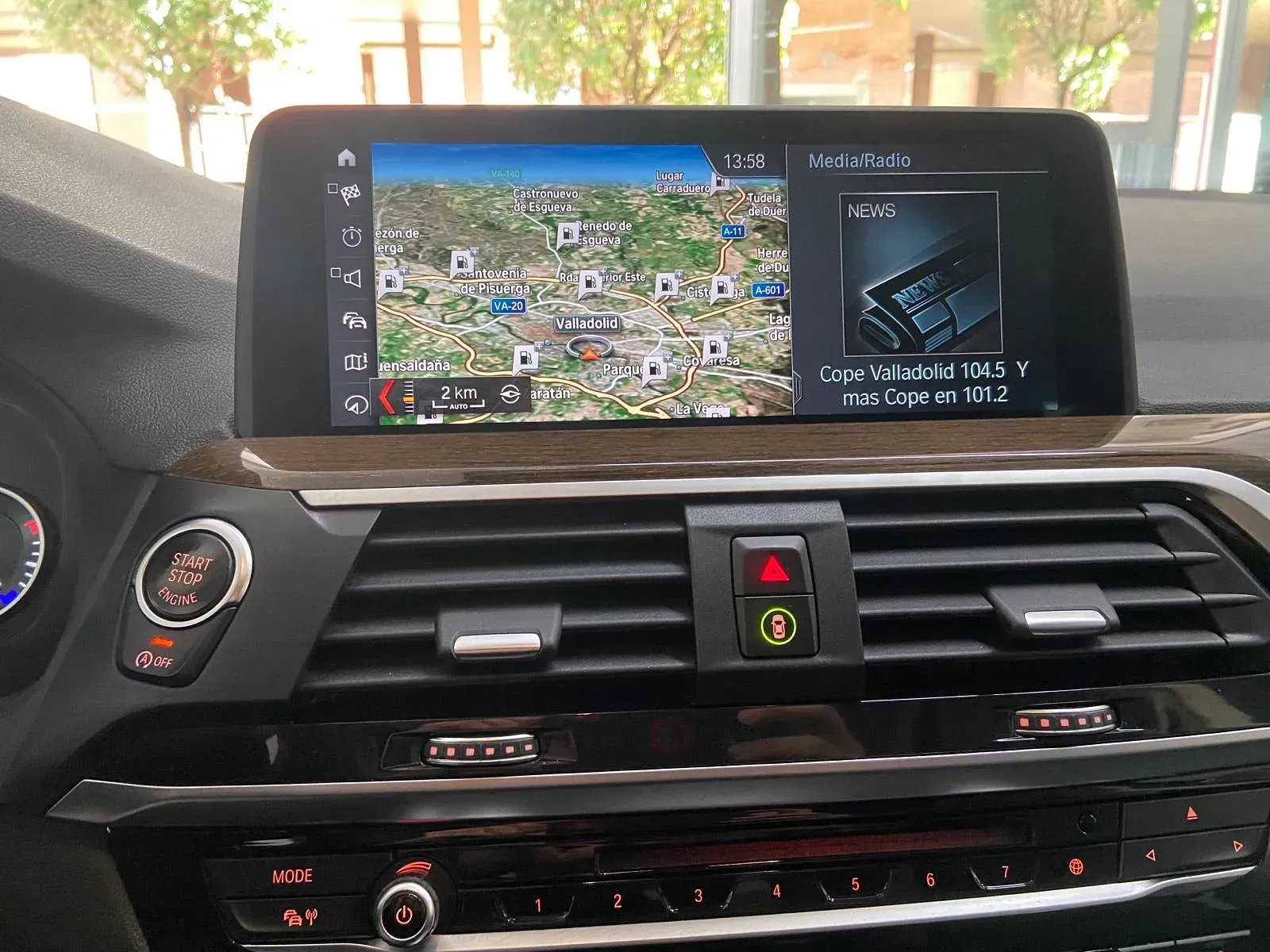 El tablero de un automóvil con un GPS.
