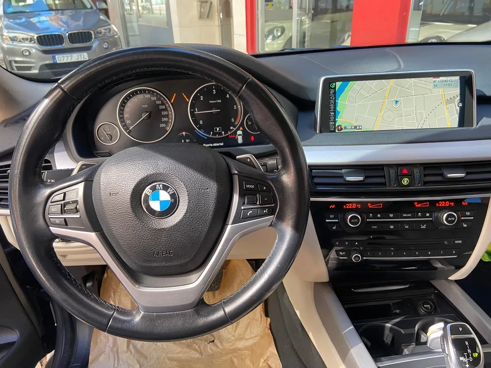 El interior de un BMW X5 con volante y salpicadero.