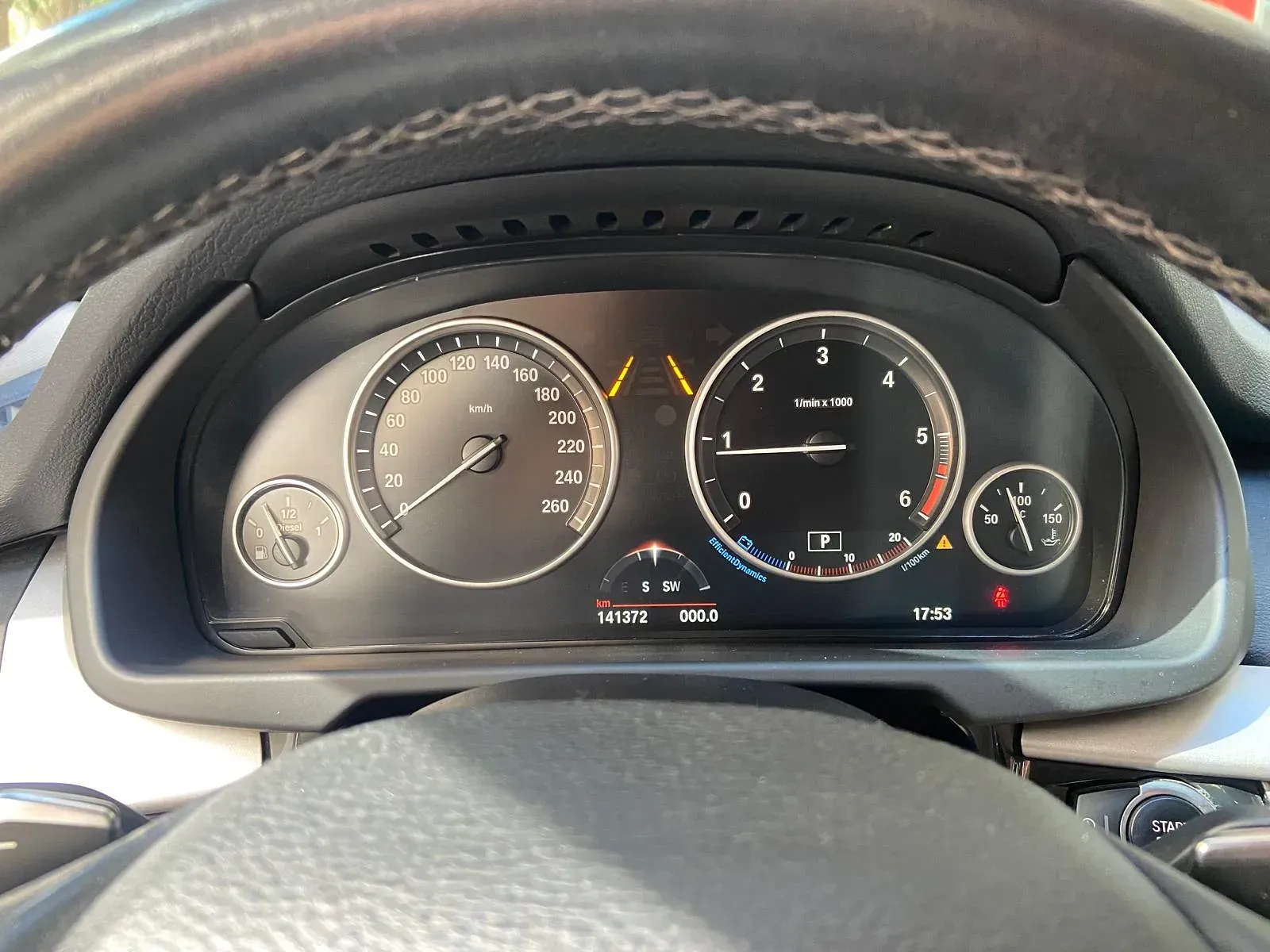 Un primer plano del tablero y el volante de un automóvil.