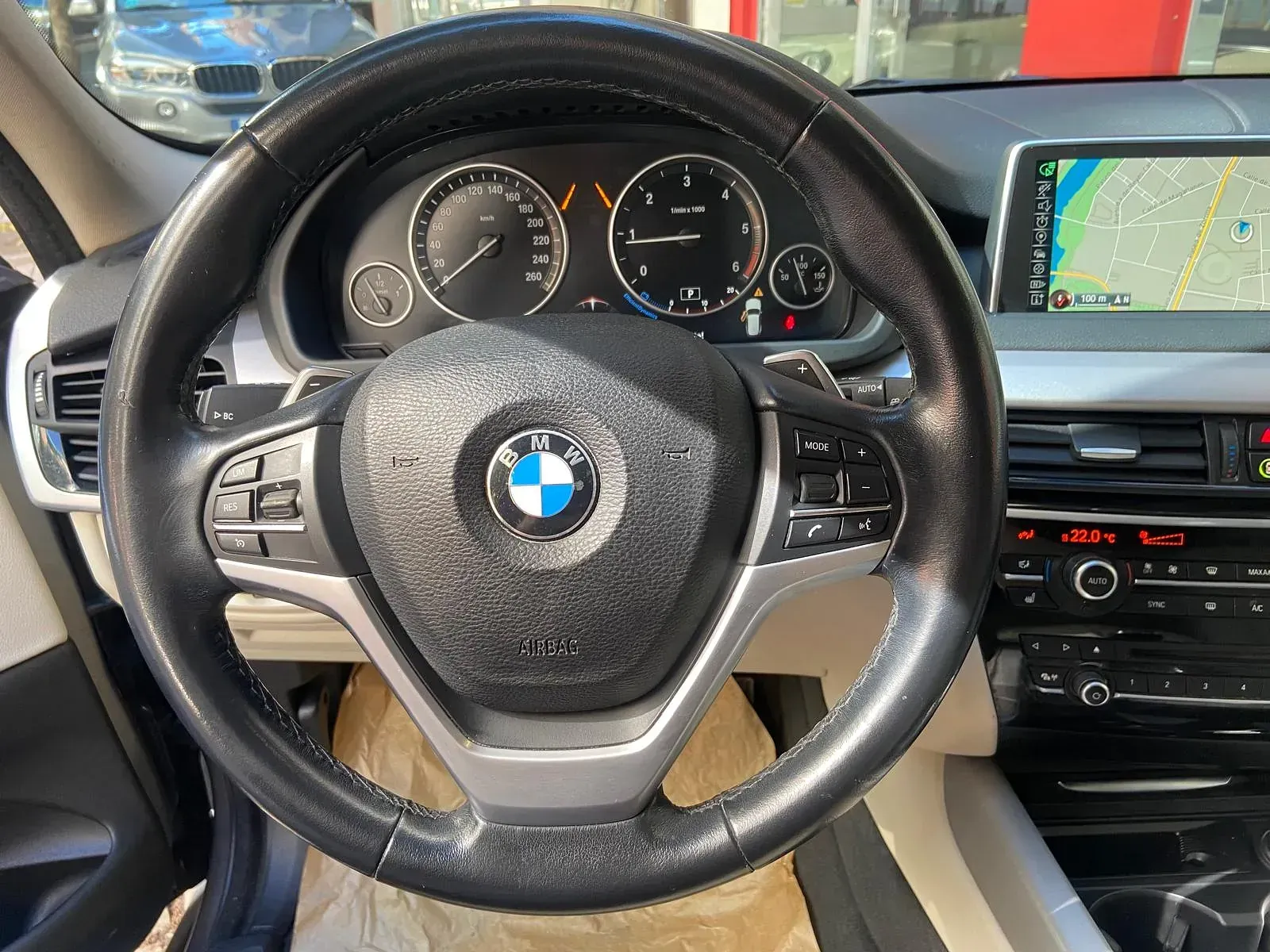 Un primer plano del volante de un BMW X5