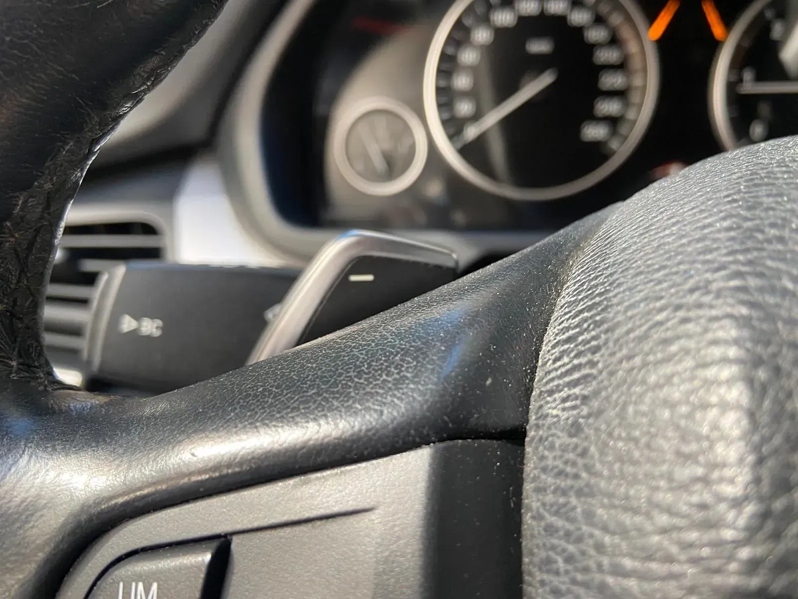 Un primer plano del volante y el tablero de un automóvil.