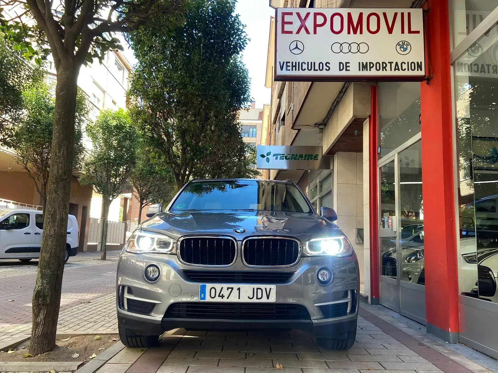 Un BMW X5 está aparcado delante de Expomovil.