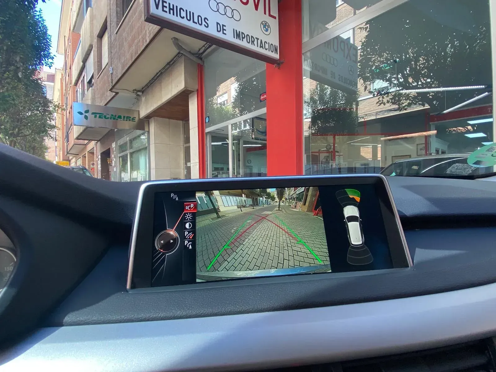 Una cámara de visión trasera se muestra en el tablero de un automóvil