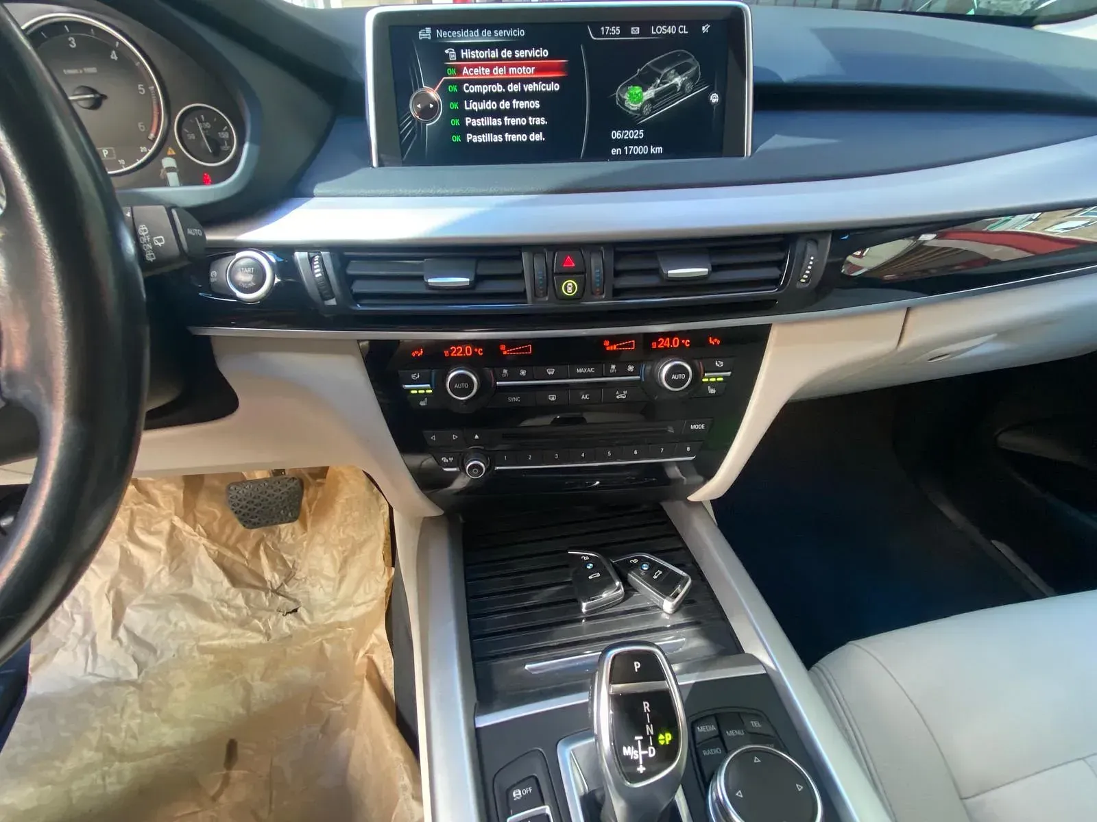 El interior de un BMW X5 con tablero de instrumentos y volante.