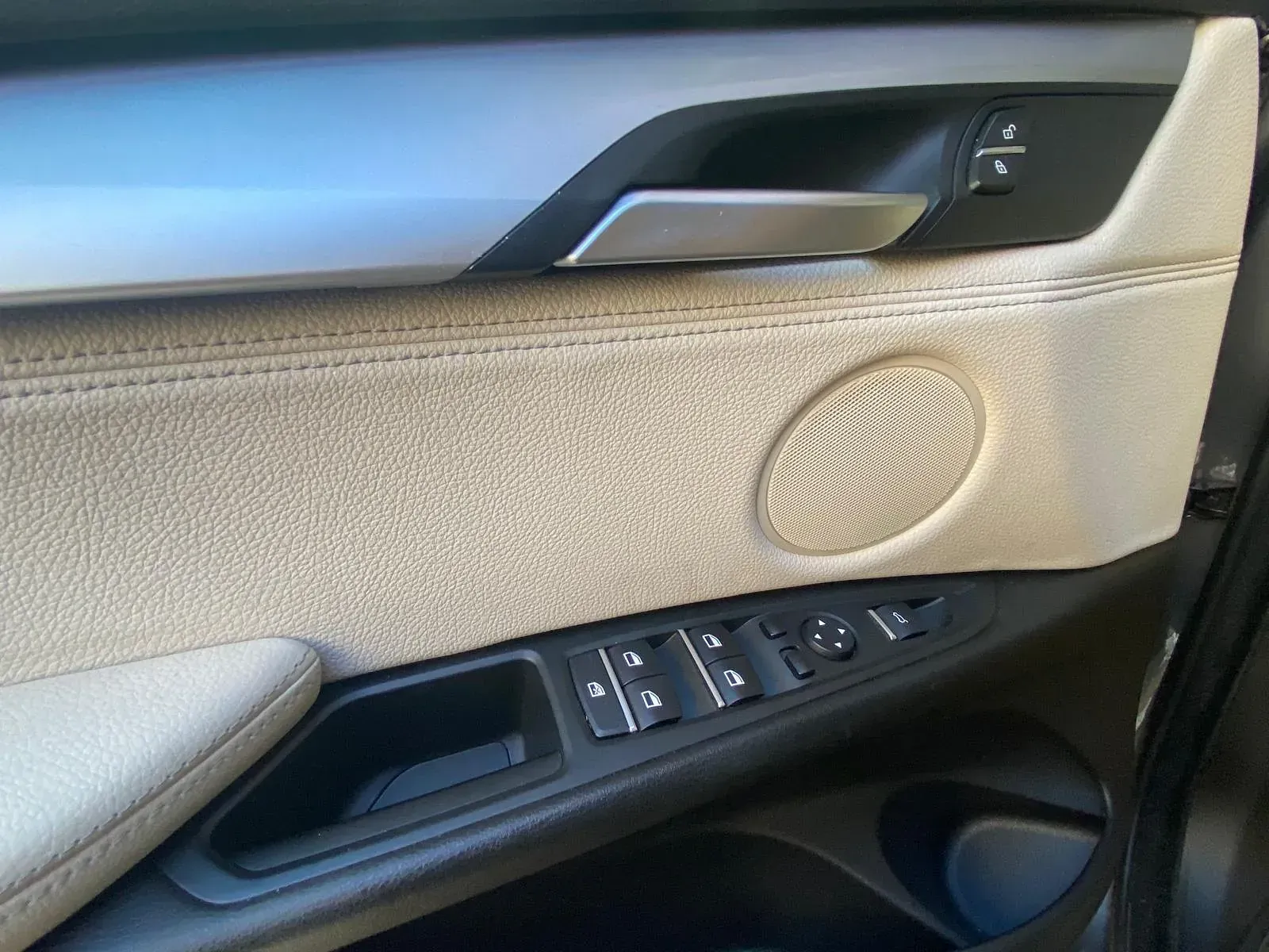 Un primer plano de una puerta de automóvil con un altavoz y botones.