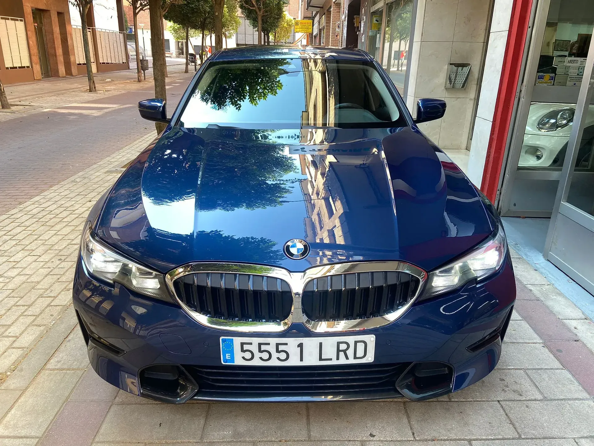 Un coche azul con matrícula que dice 5511 lrd