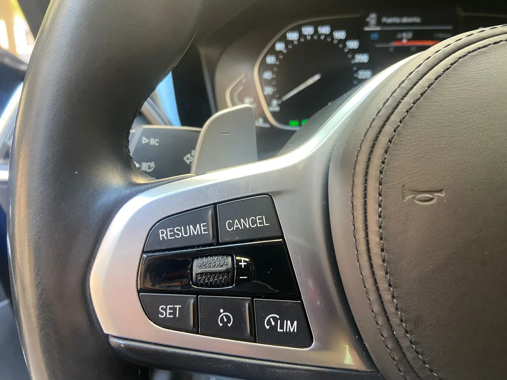 Un primer plano del volante de un coche.