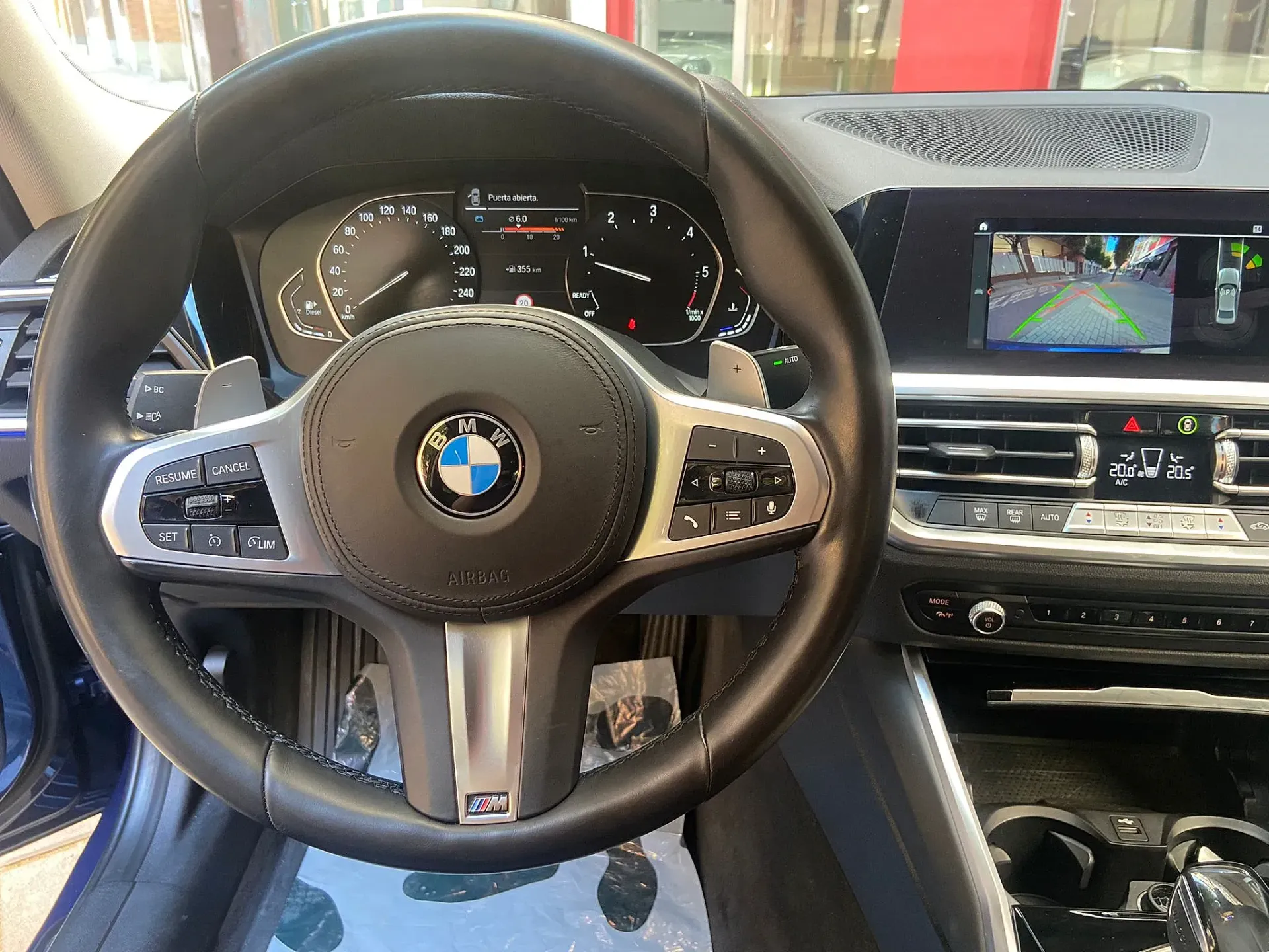 Un primer plano del volante de un automóvil BMW.