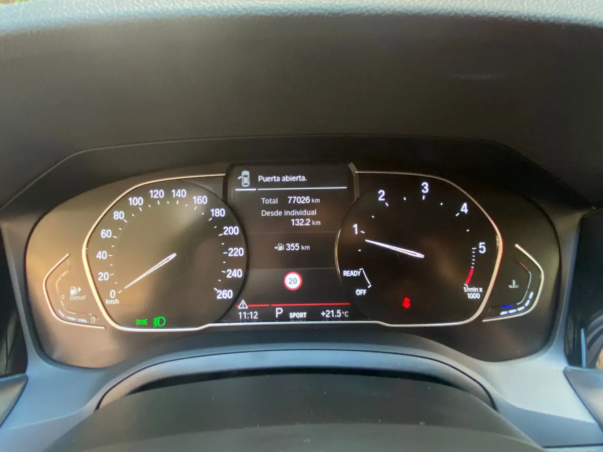 Un primer plano del tablero de un automóvil