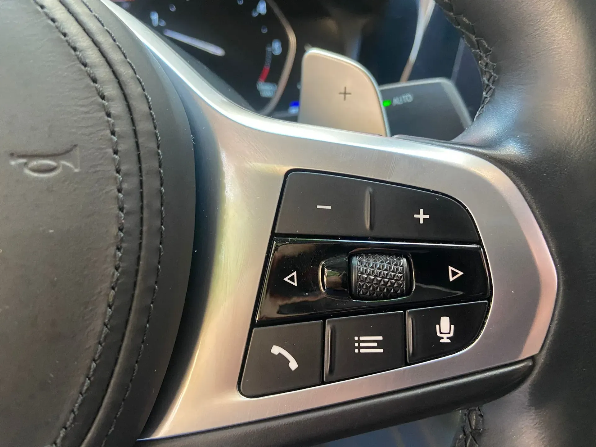 Un primer plano del volante de un automóvil con un control remoto.