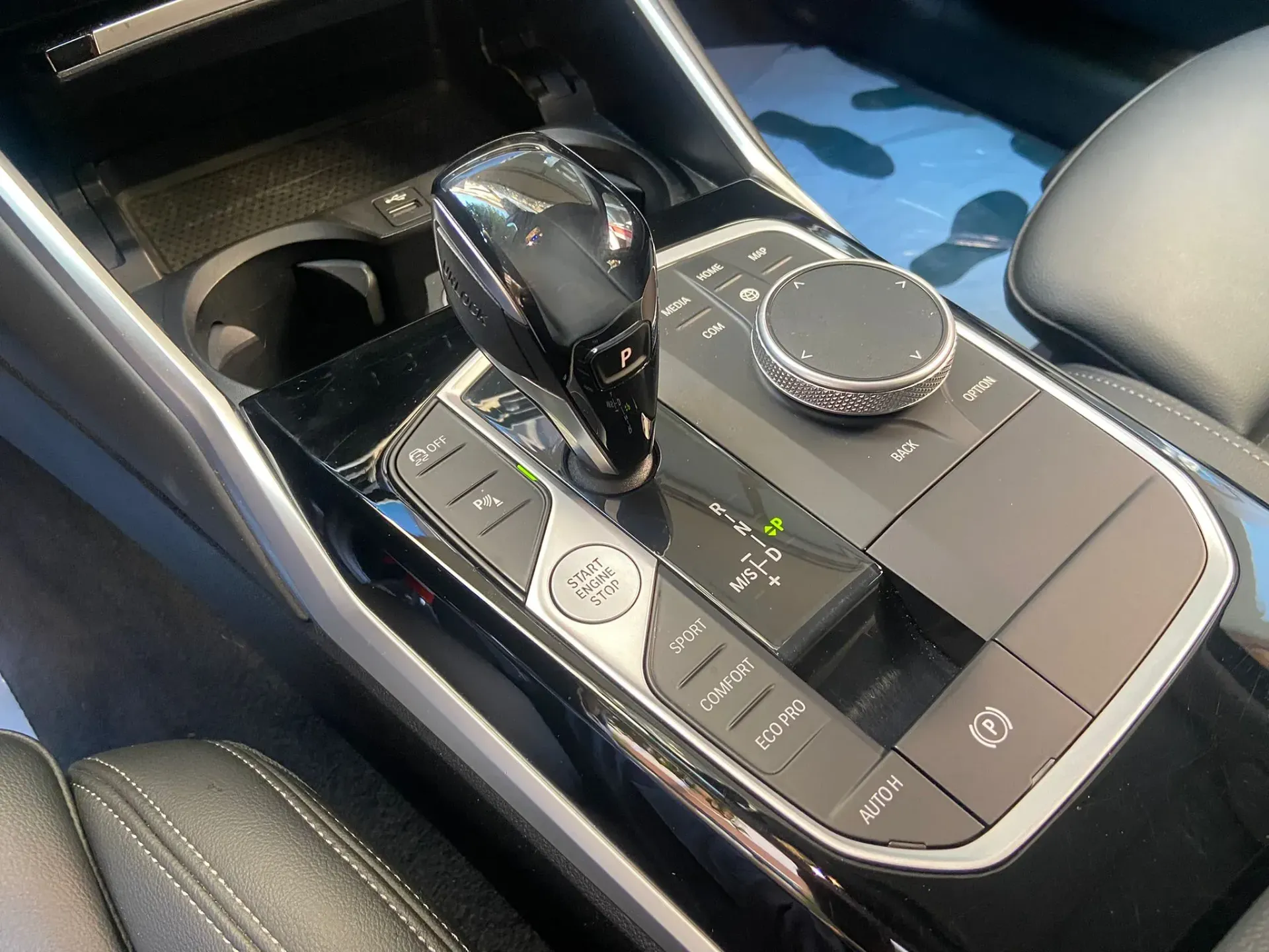 Un primer plano de la consola central de un automóvil con un control remoto.