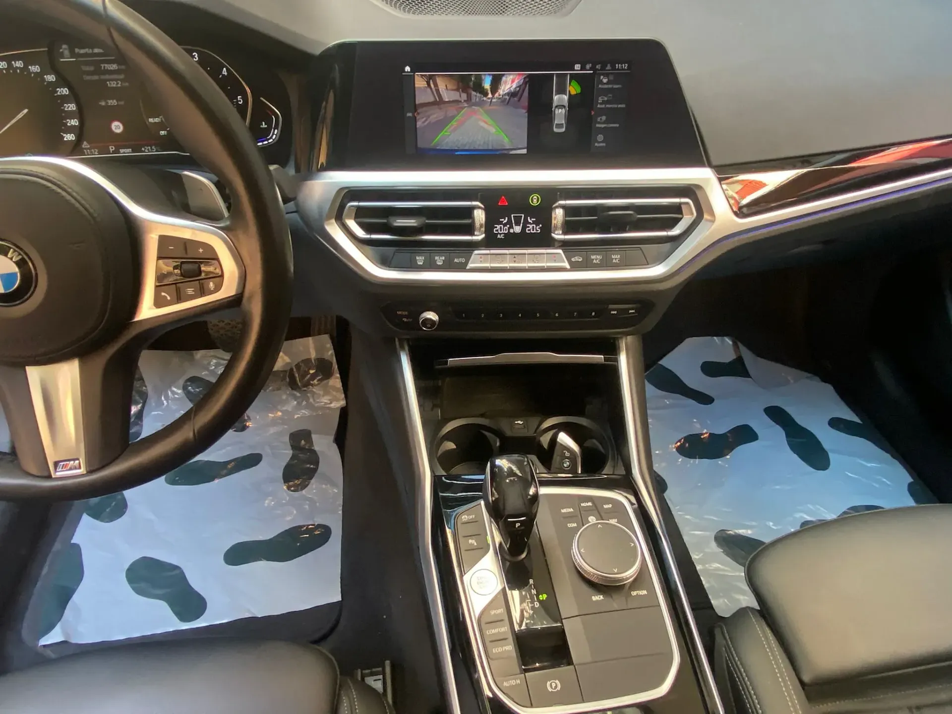 El interior de un BMW Serie 3 con volante y salpicadero.