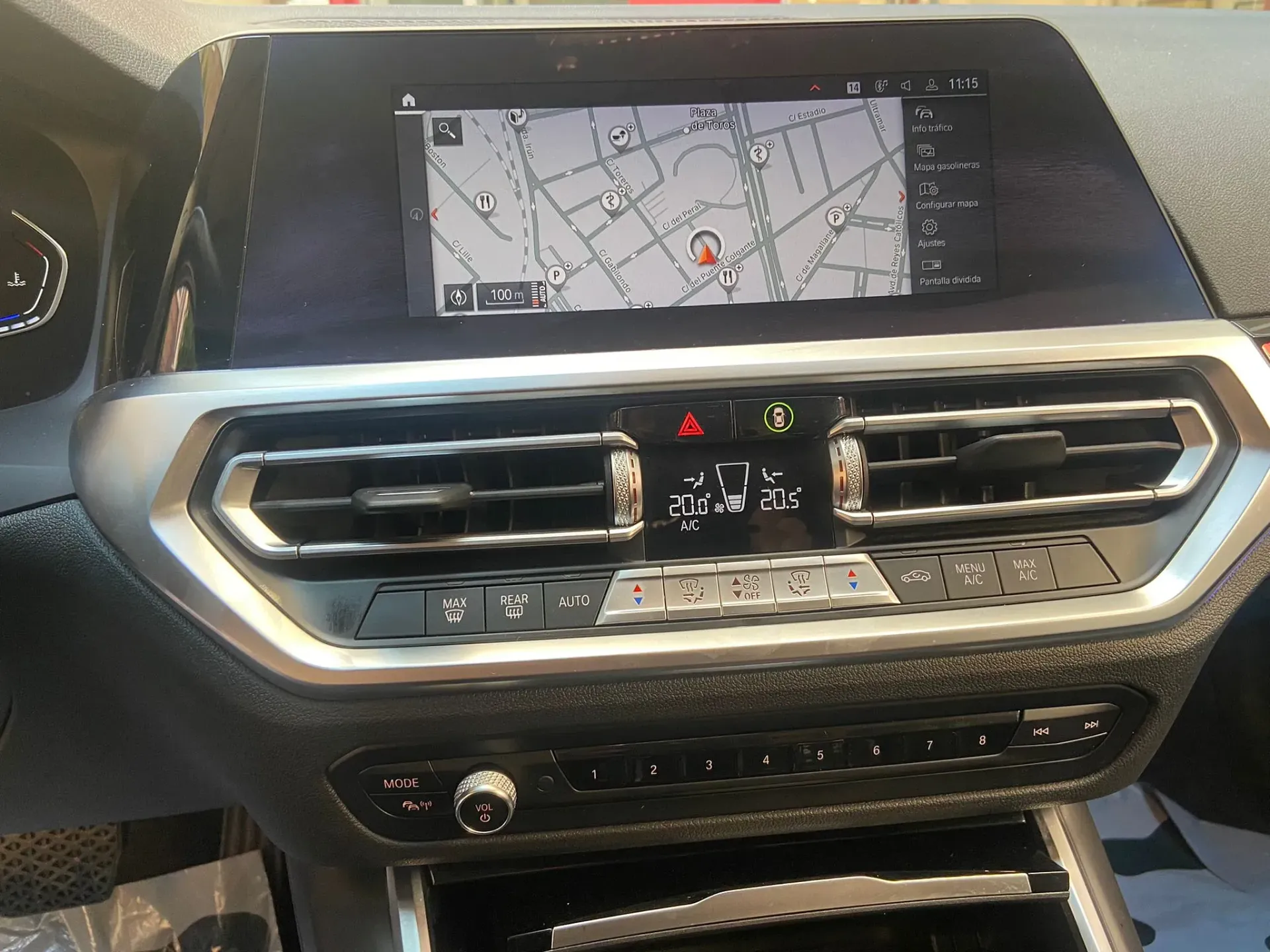 El tablero de un automóvil con un mapa en la pantalla.