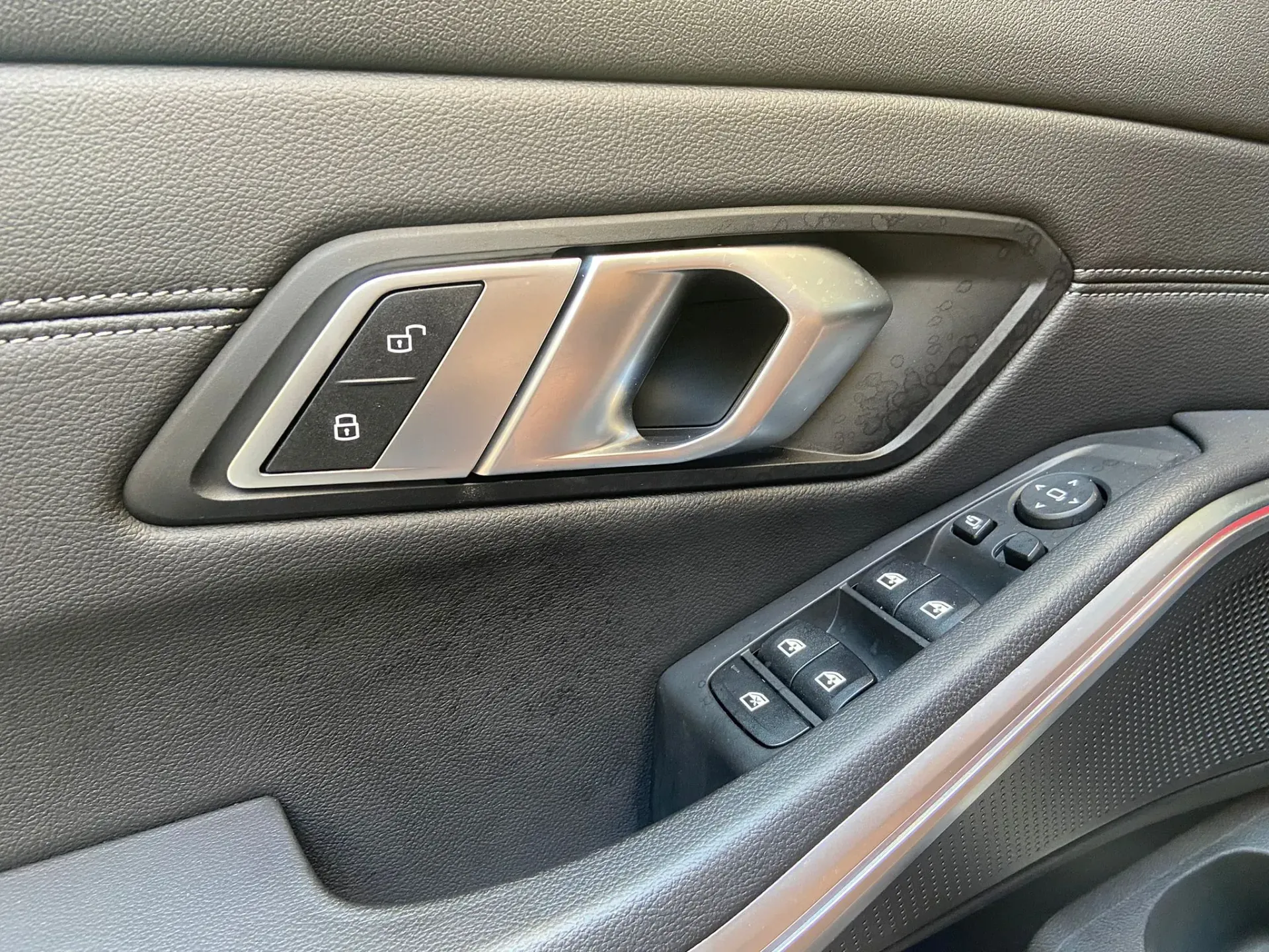 Un primer plano de una manija de la puerta de un automóvil.