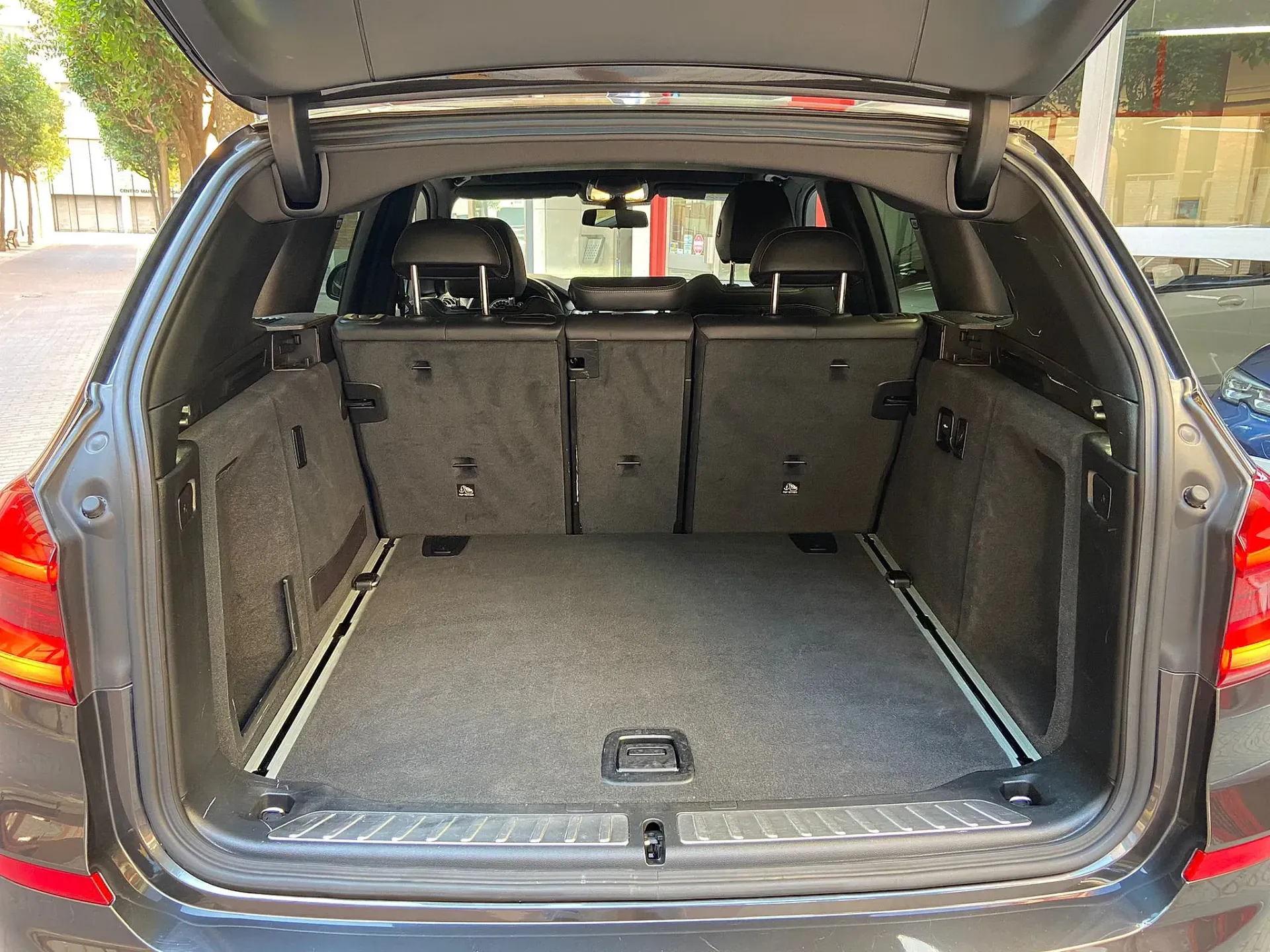 El maletero de un BMW X3 está abierto y vacío.