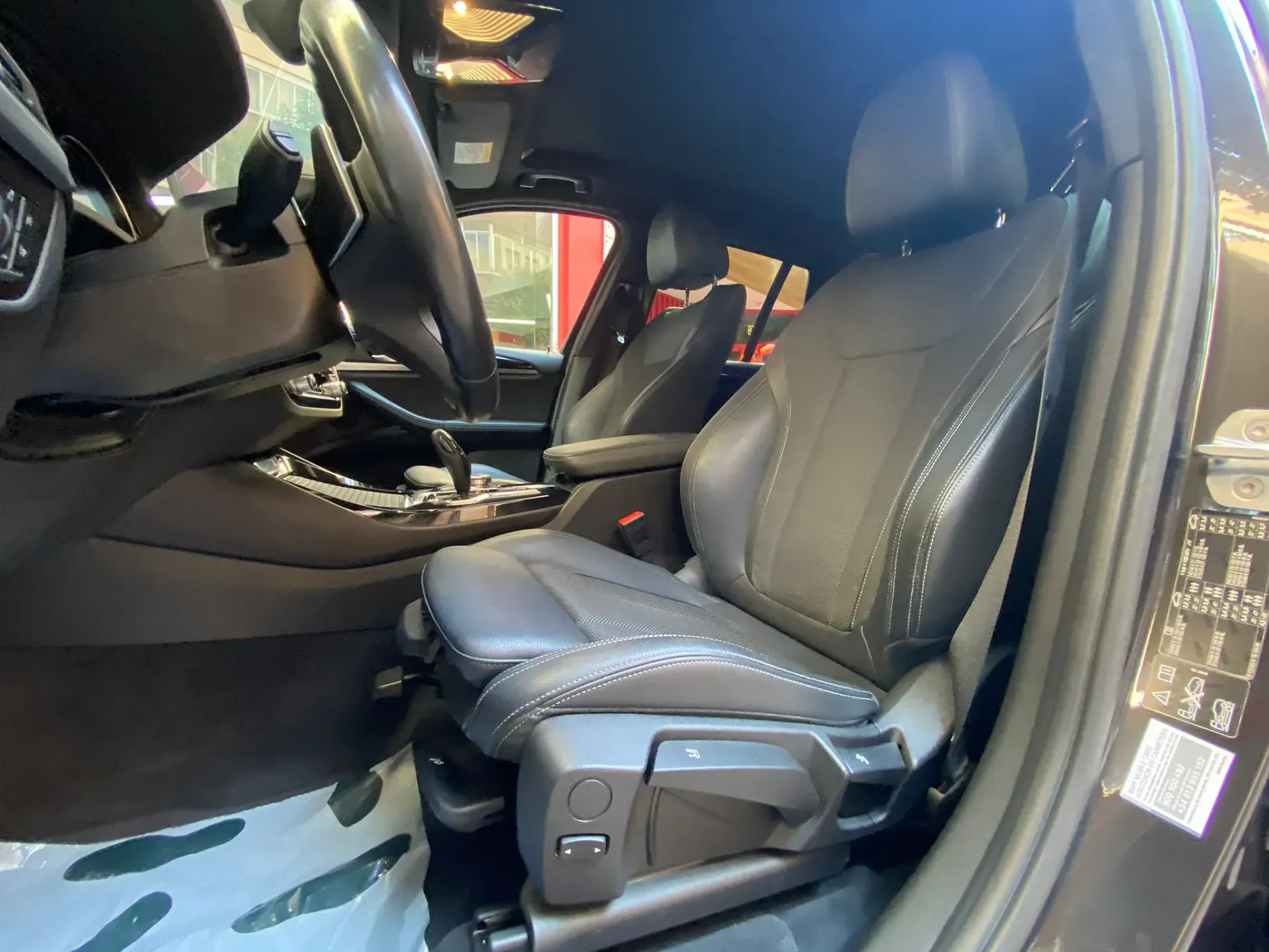 El interior de un coche con los asientos levantados y el volante abajo.