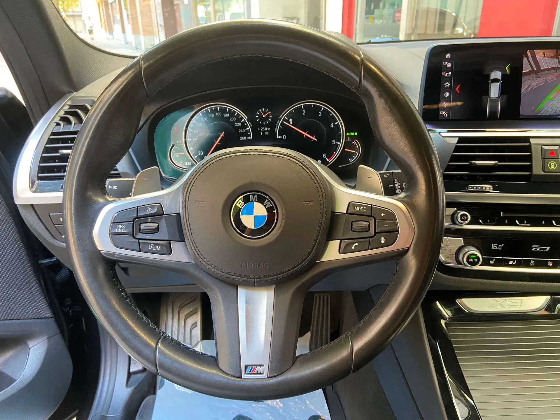Un primer plano de un volante BMW en un automóvil.