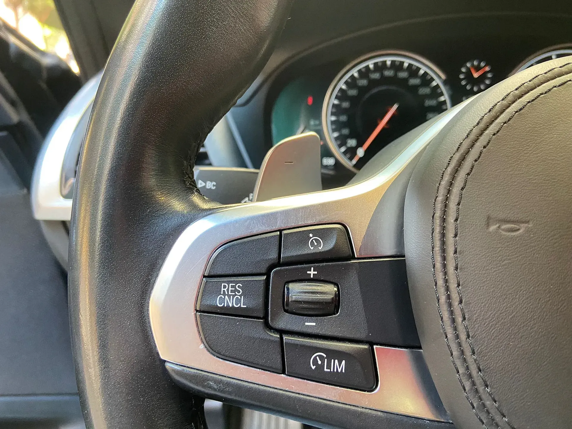 Un primer plano de un volante en un coche.