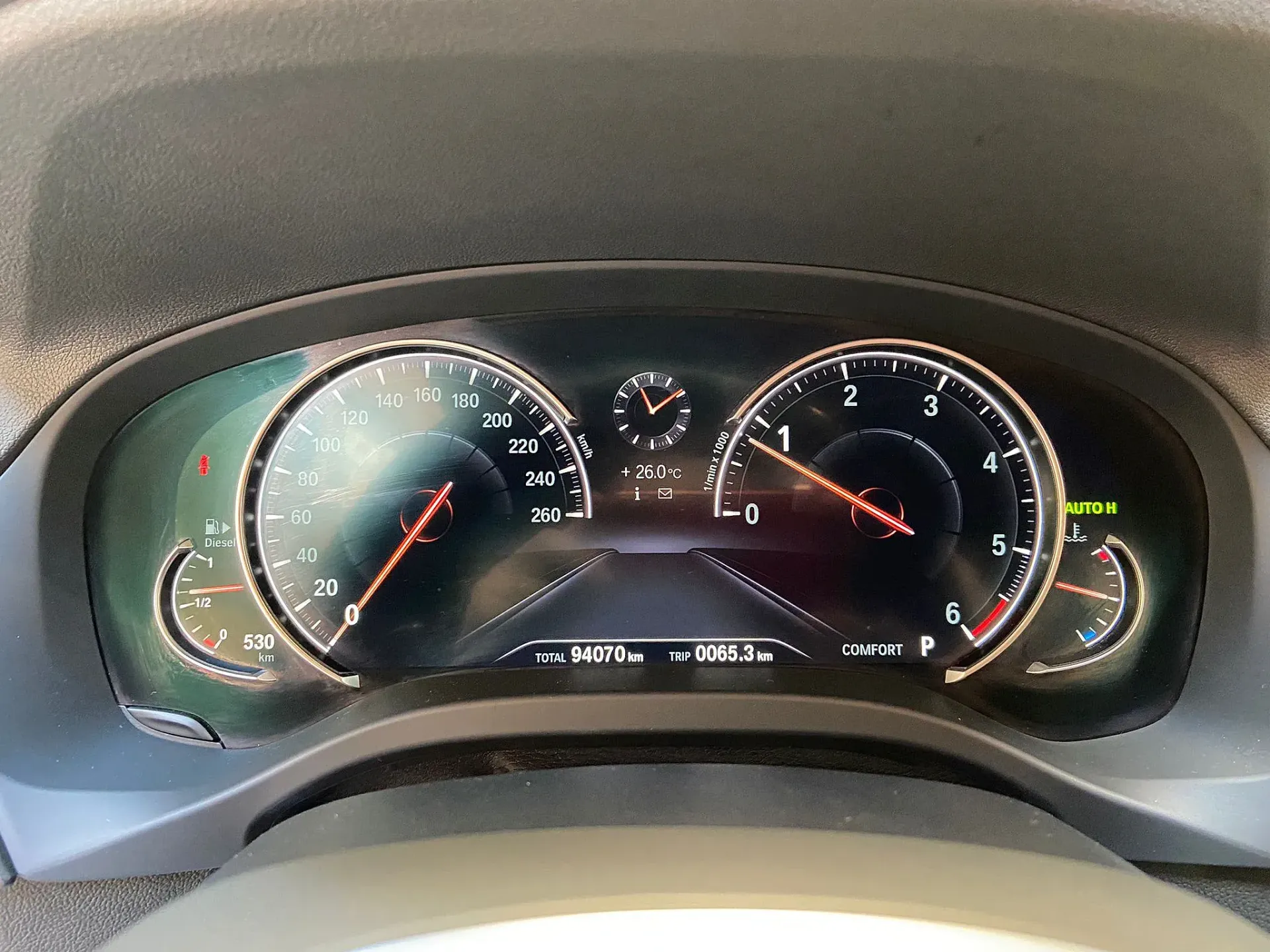 Un primer plano del tablero de un automóvil con un reloj en él.