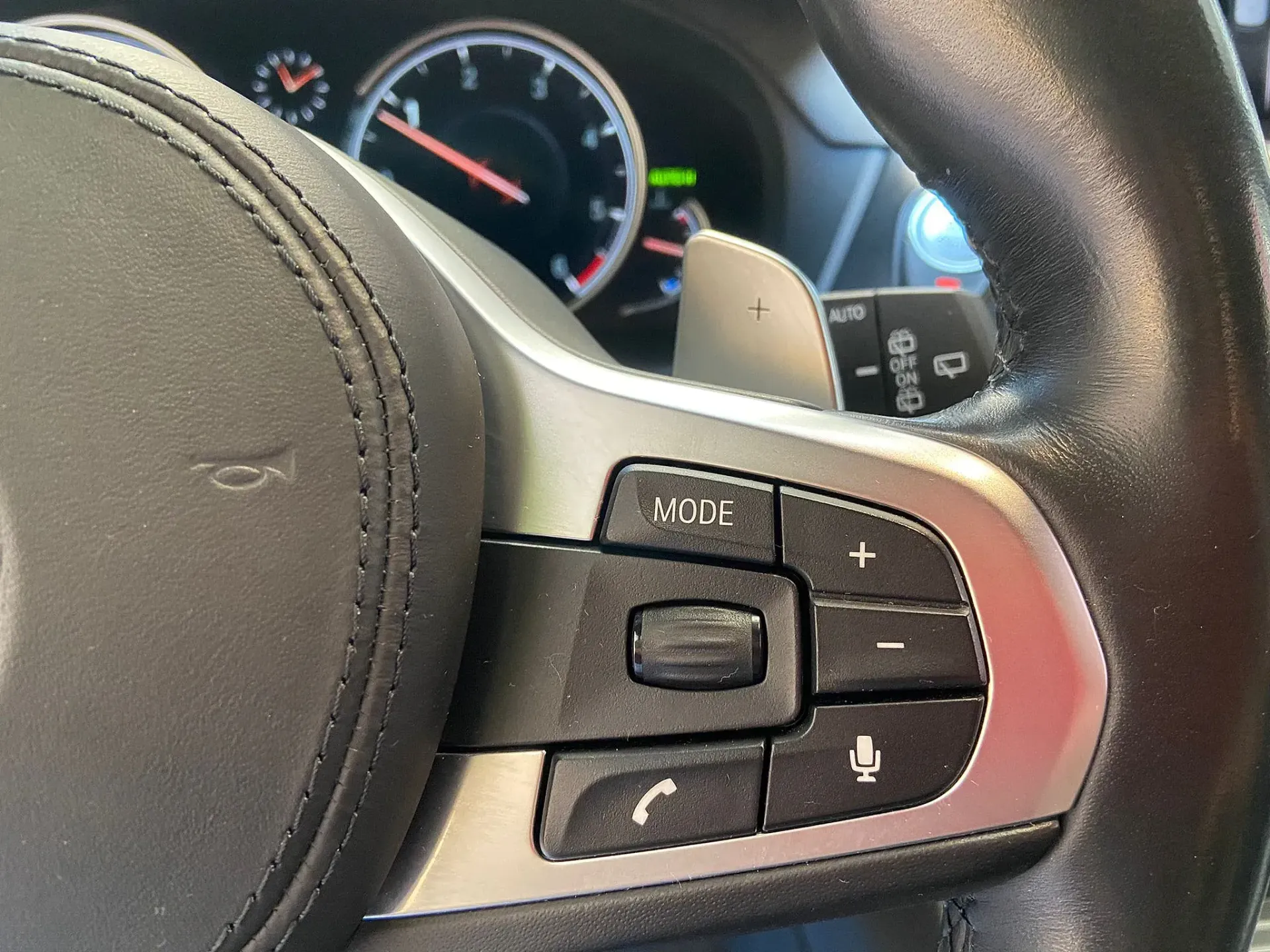 Un primer plano del volante de un automóvil con algunos botones.